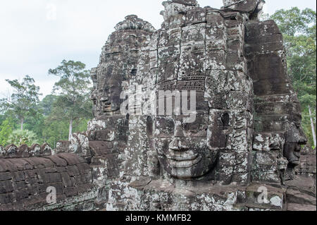 Serene lächelnden steinernen Gesichter in Bayon, Angkor Thom in Siem Reap, Kambodscha. Stockfoto