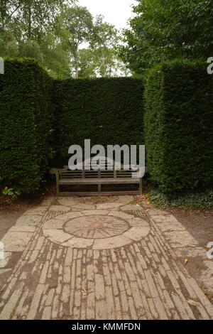 Garten Sitzgarnitur in Hedge mit Pflastern Stockfoto