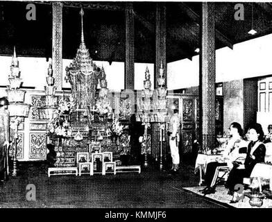 Die Verdienstzeremonie während der Beerdigung von Sarit Thanarat mit König Bhumibol Adulyadej und Königin Sirikit von Thailand unterstreicht eine bedeutende kulturelle und königliche Tradition in Thailand. Stockfoto