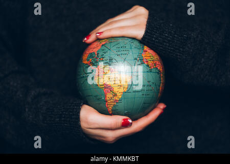 Woman's Hände, die Erde. Stockfoto