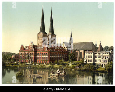 Der Lübecker Dom ist ein bedeutender gotischer Dom in Lübeck. Die Kathedrale beherbergt ein Museum und ist ein bedeutendes kulturelles und architektonisches Wahrzeichen in der Region, das mittelalterliche Architektur und religiöse Geschichte zeigt. Stockfoto