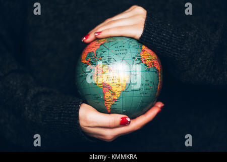 Woman's Hände, die Erde. Stockfoto