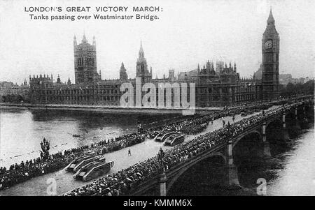 Am 19. Juli 1919 überquerten Panzer die Westminster Bridge in London im Rahmen der Feierlichkeiten zum Friedenstag. Das Ereignis markierte das Ende des Ersten Weltkrieges und war ein bedeutender Moment in der britischen Geschichte, als Symbol für Frieden und Ende des Konflikts. Stockfoto