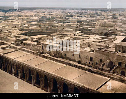 Ein historischer Blick vom Minaret der Großen Moschee in Kairouan, Tunesien, bietet eine einzigartige Perspektive auf die Architektur und das Layout der Stadt im Jahr 1899. Stockfoto