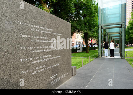 Boston, Massachusetts - Juni 18, 2012: Detail der Martin niemoeller Wörter auf New England Holocaust Memorial in Boston, MA. Stockfoto