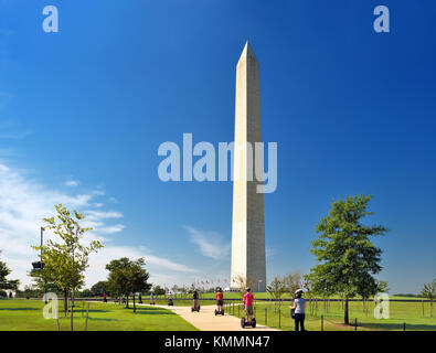 Die Leute, die George Washington Monument, in Washington, DC, USA Stockfoto