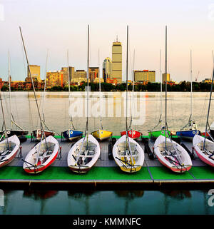 Boston Skyline und angedockten Segelboote am Ende des Tages Stockfoto