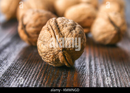 Shell und Nussbaum Knochen auf eine braune Holztisch Stockfoto