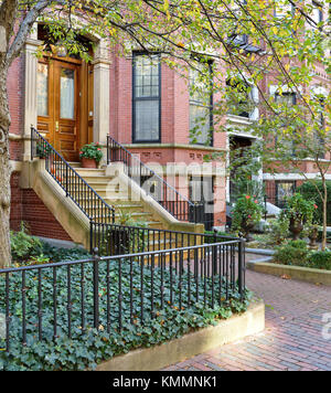 Townhouse Apartments in Back Bay, Boston. brick Reihenhäuser und Bürgersteig, gusseisernen Zaun und Geländer, Steintreppen, Erker, Garten Urnen ... Stockfoto