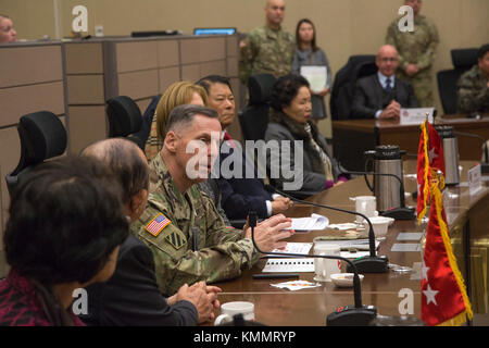 US Army LT. General Thomas Vandal, Kommandant General der 8. Armee, informiert ehemalige stellvertretende Kommandeure der Republik Korea über die Stärke der US-Verteidigung im Lager Humphreys in Korea, 21. November 2017. Vandal traf sich mit Würdenträgern, um über die Fähigkeiten der Kriegsbekämpfung zu diskutieren und demonstriert das anhaltende Engagement und die Fähigkeiten zwischen der ROK-US-Allianz. (USA Armee Stockfoto