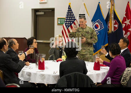 U.S. Army LT. General Thomas Vandal, 8. Armee kommandierender General, toast die Republik Korea und United States (ROK-US) Allianz während des Mittagessens im Camp Humphreys in Südkorea, 21. November 2017. Vandal traf sich mit Würdenträgern, um über die Fähigkeiten der Kriegsbekämpfung zu diskutieren und demonstriert das anhaltende Engagement und die Fähigkeiten zwischen der ROK-US-Allianz. (USA Armee Stockfoto