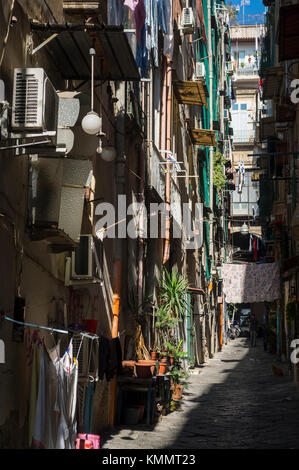 Blick in die dunklen Schatten einer engen Wohn- Gasse in der Altstadt (centro storico) von Neapel, Italien Stockfoto