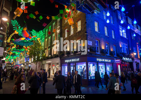 London - November 21, 2017: Käufer Masse Carnaby Street, einer Fußgängerzone Einzelhandel Zone im West End, mit Weihnachten Lichtern geschmückt. Stockfoto