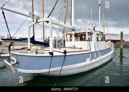 Holz- Vintage Motor Yacht im Hafen in Port mit Pol festmachen. Stockfoto