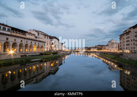 Blick auf Corridoio Vasariano, der Brücke und Gebäude am Fluss Arno in Florenz, Italien. In der Nacht, von der Ponte Vecchio genommen Stockfoto