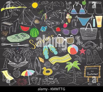 Sommersaison doodles Elemente. Hand gezeichnete Skizze mit Sonne, Sonnenschirm, Sonnenbrille, Palmen und Hängematte, Strand, Camping und Berge, Zelt und Stock Vektor