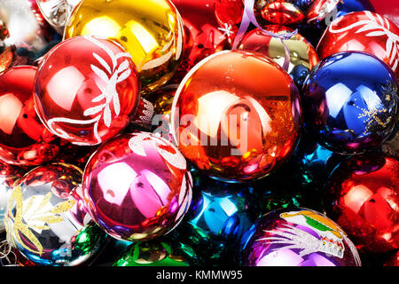 Rosa und Lila und Gold christmas Ball im Schnee und im Hintergrund