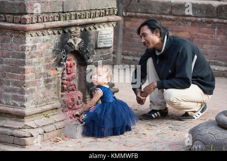 Mädchen an einem Tempel während Dasain Urlaub, Bhaktapur, Nepal Stockfoto