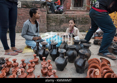 Töpferei Verkäufer in Taumadhi Square, Bhaktapur, Nepal Stockfoto