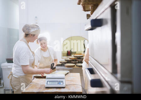 Lächelnd Köche arbeiten in der Bäckerei Stockfoto