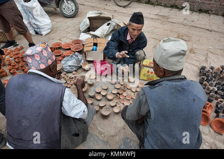 Töpferei Verkäufer in Taumadhi Square, Bhaktapur, Nepal Stockfoto