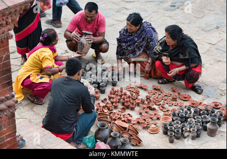 Töpferei Verkäufer in Taumadhi Square, Bhaktapur, Nepal Stockfoto