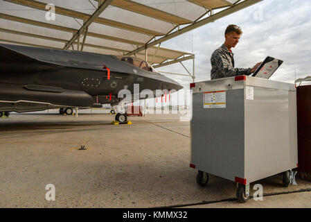 Airman 1st Class Paul Lively, 63rd Aircraft Maintenance Unit Crewchef, richtet seine Arbeitsstation auf der Fluglinie auf der Luke Air Force Base, Arizona, ein. Dezember 2017. In den letzten zwei Monaten hat die 63. AMU zum Erfolg von 162 Sorties und 228.3 Flugstunden beigetragen, um das F-35-Programm von Luke zu unterstützen. (USA Luftwaffe Stockfoto