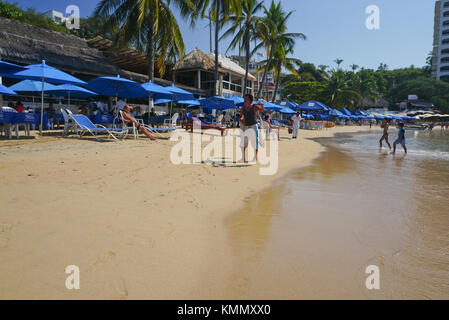 Mann, der frischen Fisch an der Playa Caletilla (Caletilla Beach) im alten Acapulco, Mexiko verkauft Stockfoto