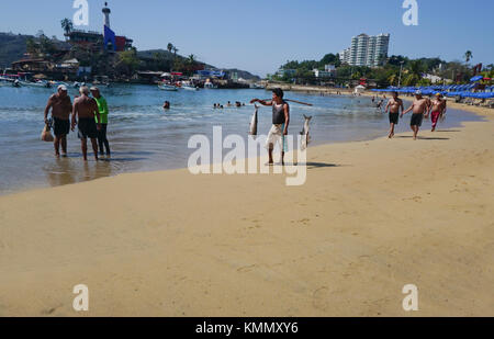 Playa Caletilla, (Caletilla Beach) im alten Acapulco, Mexiko Stockfoto