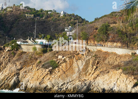 Die Avenida Adolpho Lopez Mateos passiert die Sinfonia-Gebäude im Viertel Las Palmas, Acapulco, Mexiko. Häuser und Hotels mit Blick auf den Pazifik Stockfoto