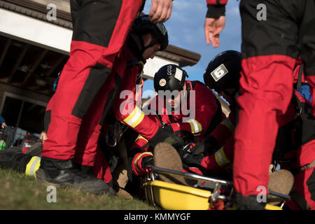 Mitglieder des West Virginia Swift Water Rescue Teams, bestehend aus mehr als 50 Armee und Air National Guard Mitglieder und freiwillige Feuerwehrleute aus Clendenin und Glasgow Feuerwehr, führen schnelle Wasserrettung Ausbildung 2. Dezember 2017 in Dunbar, W.VA Die WVSWRT wurde aus den Erfahrungen nach den verheerenden Überschwemmungen entwickelt, die 55 alle 2016 Grafschaften von West Virginia getroffen haben. (USA Air National Guard Stockfoto