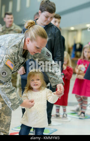 Heeresmeister Sgt. Sommer Brown, ein Operations NonCommissioned Officer, unterstützt ihre Tochter während eines cakewalking Veranstaltung in der Zentrale und Hauptquartier Ablösung, Joint Force Headquarters 'Holiday Party in Raleigh, North Carolina, 3. Dezember 2017. Die Party beinhaltete einen Besuch vom Weihnachtsmann, Basteln für die Kinder, eine Leseecke und ein Feiertagsessen. (USA Nationalgarde Der Armee Stockfoto