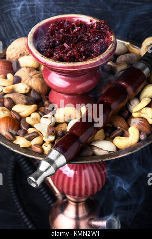 Rauchen Shisha im arabischen Stil mit dem Tabak Mutter Stockfoto