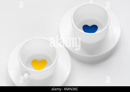 Leere Tasse und Untertasse mit Herz Stockfoto