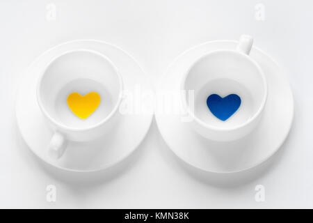 Leere Tasse und Untertasse mit Herz Stockfoto