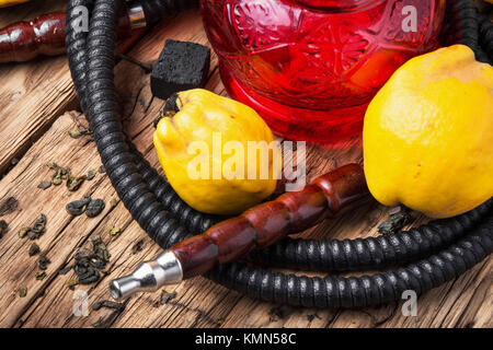 Rauchen Shisha im arabischen Stil mit dem Tabak Aroma Quitte Stockfoto