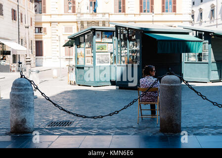 Frau in Antiquitäten Markt in Rom sitzen Stockfoto