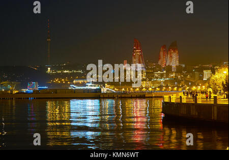 Spaziergang entlang Baku Damm ist der beste Weg, um am Abend die Zeit zu verbringen, mit großartigem Blick auf die Flamme Türme, Aserbaidschan Stockfoto