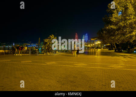 Baku Boulevard ist der am meisten geliebte Platz unter Einheimischen und Touristen, aufgrund der üppigen Grün der Park und die tolle Aussicht auf die Küste des Kaspischen Meeres, Azerbaija Stockfoto