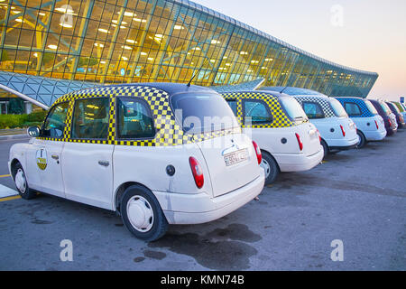 BINA, Aserbaidschan - OKTOBER 9, 2017: Weiß London Taxis stehen auf dem Taxi parken in Vom Flughafen Baku, die am 9. Oktober in Bina Stockfoto