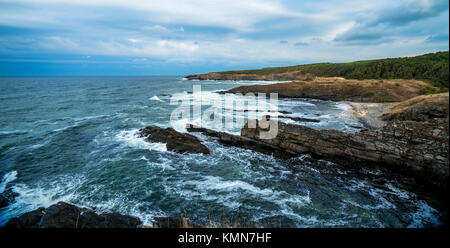 Clowdy felsige Küstenlandschaft Stockfoto