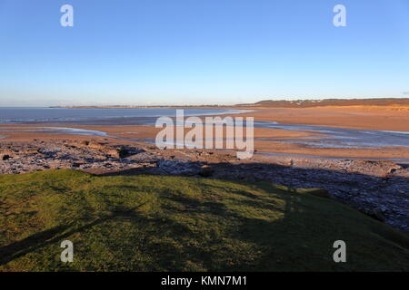 Porthcawl gesehen von ogmore auf dem Seeweg mit den Dörfern Perücke Fach und Newton auf der linken Seite mit Windkraftanlagen auf dem Hügel. Stockfoto