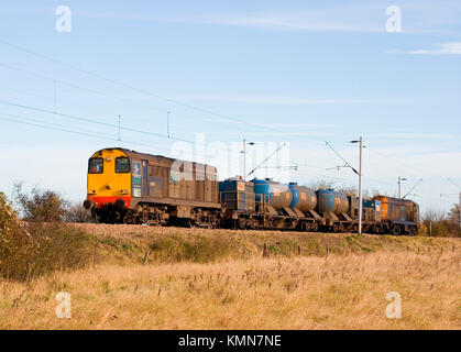 Ein Paar der Diesellokomotiven der Baureihe 20 DRS Nr. 20315 und 20314, die am 12. November 2007 in der Nähe von Marks Tey in einem Bahnkopfbehandlungszug arbeiteten. Stockfoto