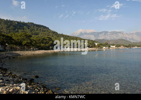 Kemer Antalia schöne Sicht auf das Meer. Strand Kemer Antalia mit Sand und Bergen, das Meer mit dem Schiff. Schöner Hafen in der Nähe des Sandstrands. Stockfoto