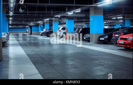 Parkplatz in der Tiefgarage Stockfoto