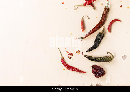Sortiment von getrocknet Rot-heiße Paprika über weißem Holz Hintergrund Stockfoto