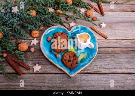 Festliches Dessert Kaffee und Kekse. Stockfoto