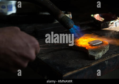 Metallbearbeitung bei der traditionellen Silberschmied Schule in Stemnitsa Dorf, in Peloponnes, Griechenland. Stockfoto