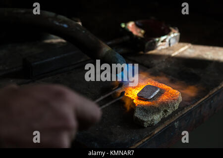 Metallbearbeitung bei der traditionellen Silberschmied Schule in Stemnitsa Dorf, in Peloponnes, Griechenland. Stockfoto