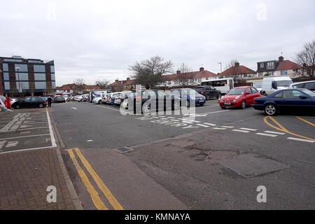 Aldi Parkplatz in Kingsbury, London, Vereinigtes Königreich Stockfoto